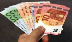 bani euro salariu pexels