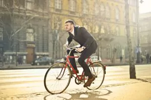Biciclist. Bărbat în costum pe bicicletă. Pexels