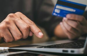 laptop, card bancar, plati online