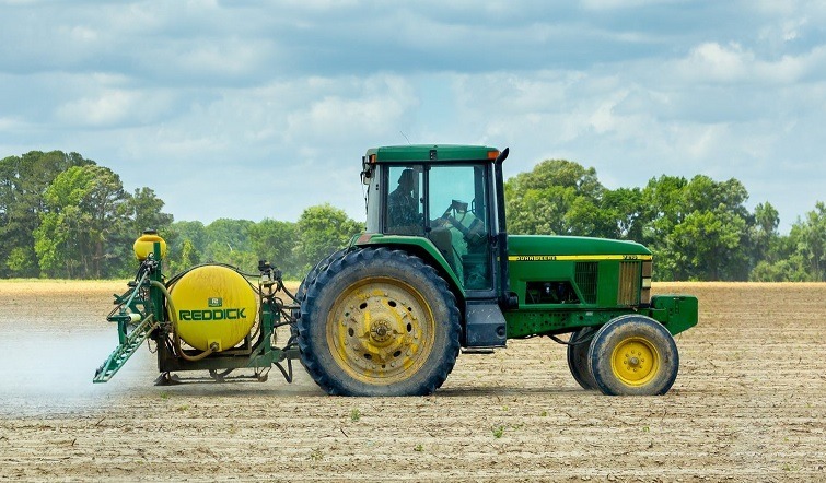 tractor pesticide agricultura Pexels