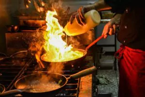 restaurant-chef-bucatar-Pixabay-by-Zoli-gy-e1610999437785