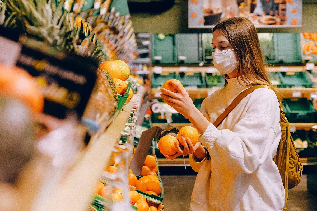 cumparaturi mancare fructe supermarket foto pexels-anna-shvets