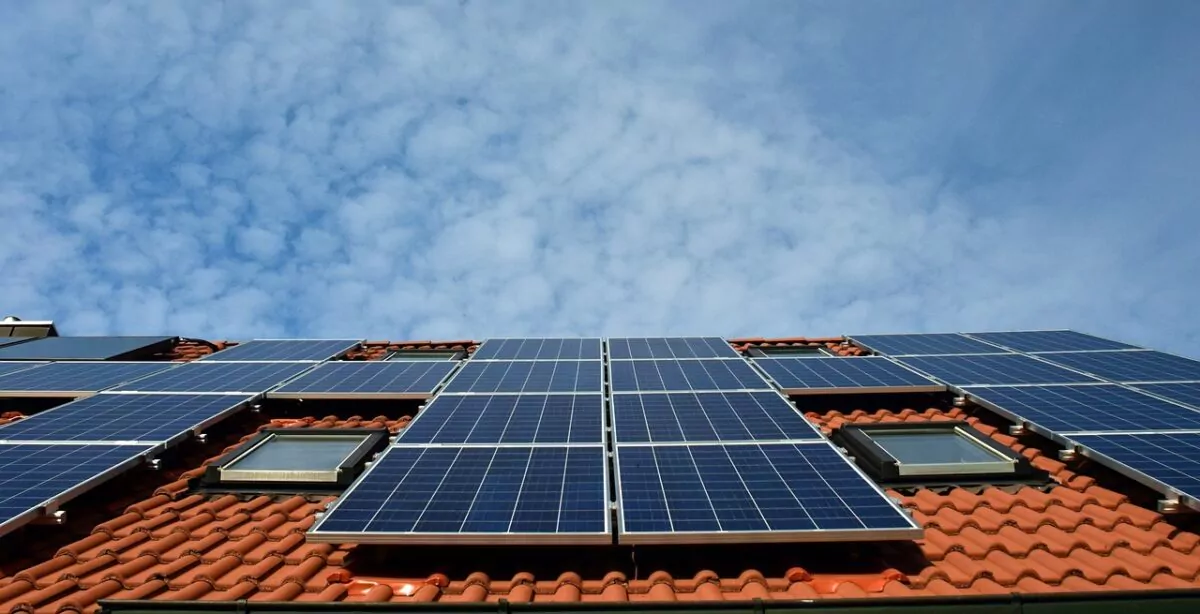 casa panouri solare fotovoltaice