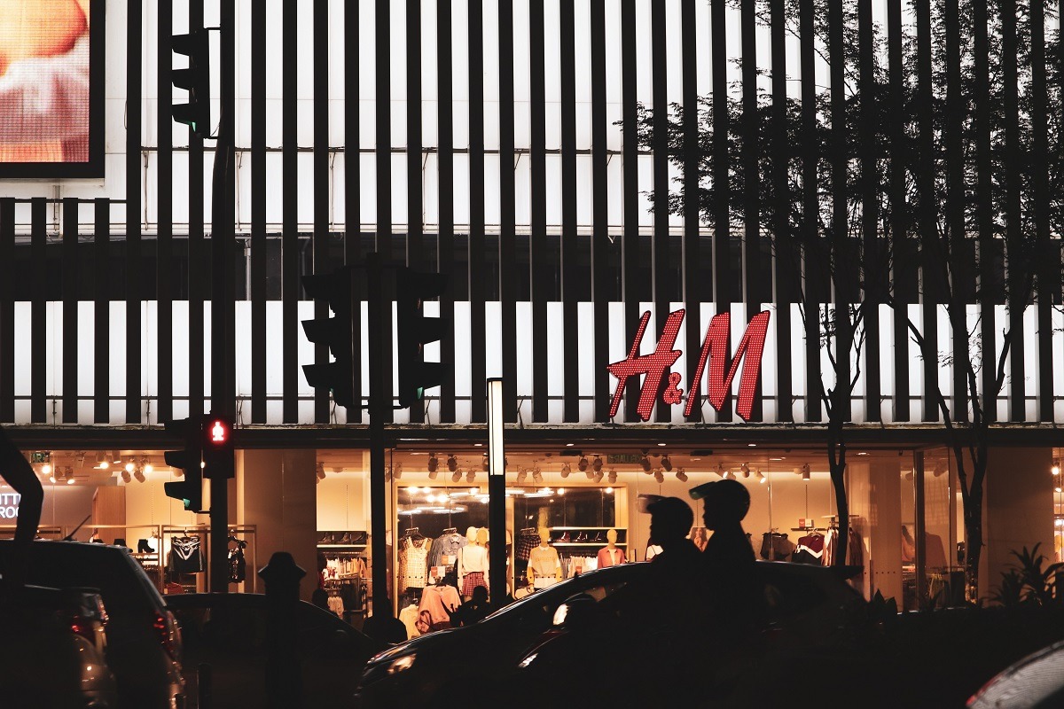 Walk around fence mechanical Retailerul de haine H&M va plăti un bonus de 500 de euro pentru cei 4.000  de angajați ai magazinelor din Spania