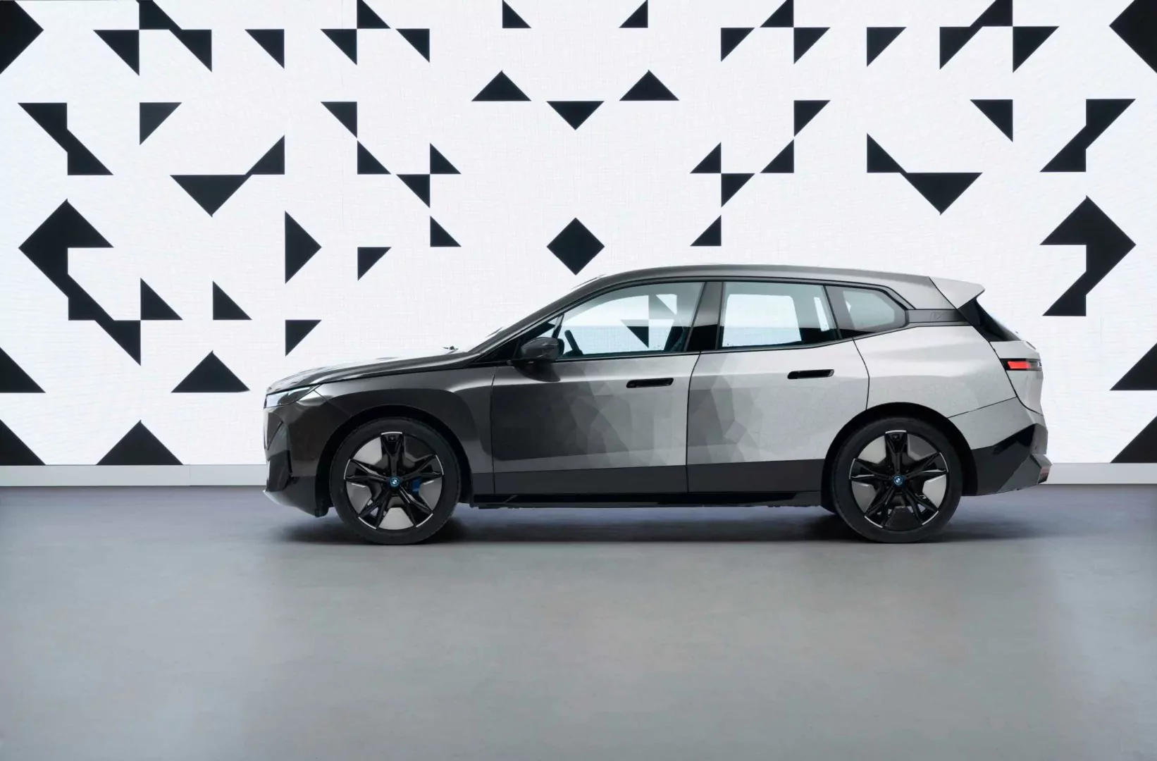 bmw-ix-flow-featuring-e-ink-prototype-not-on-sale-2280px