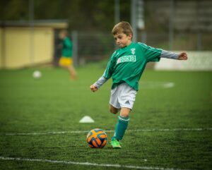 copil sport fotbal Sursa foto Pixabay