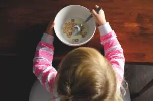 copil mancare cereale