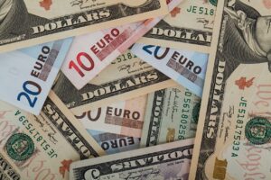 euro, bancnote euro, dolari, bancnote dolari