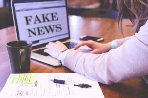 calculator fake news dezinformare