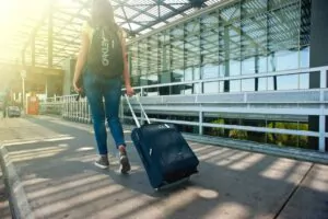 turism turist valiză avion călătorie