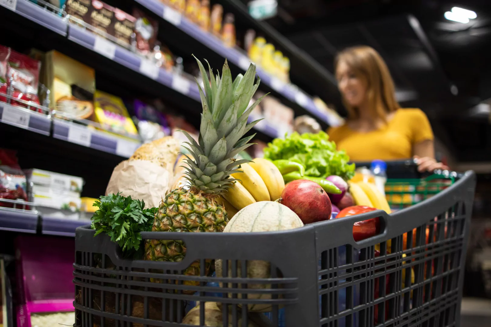 o femeie face cumparaturi intr-un supermarket