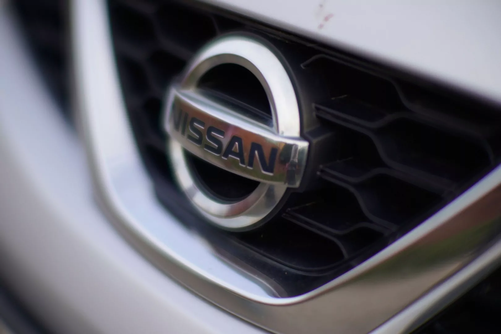 sigla nissan pe grila unei masini